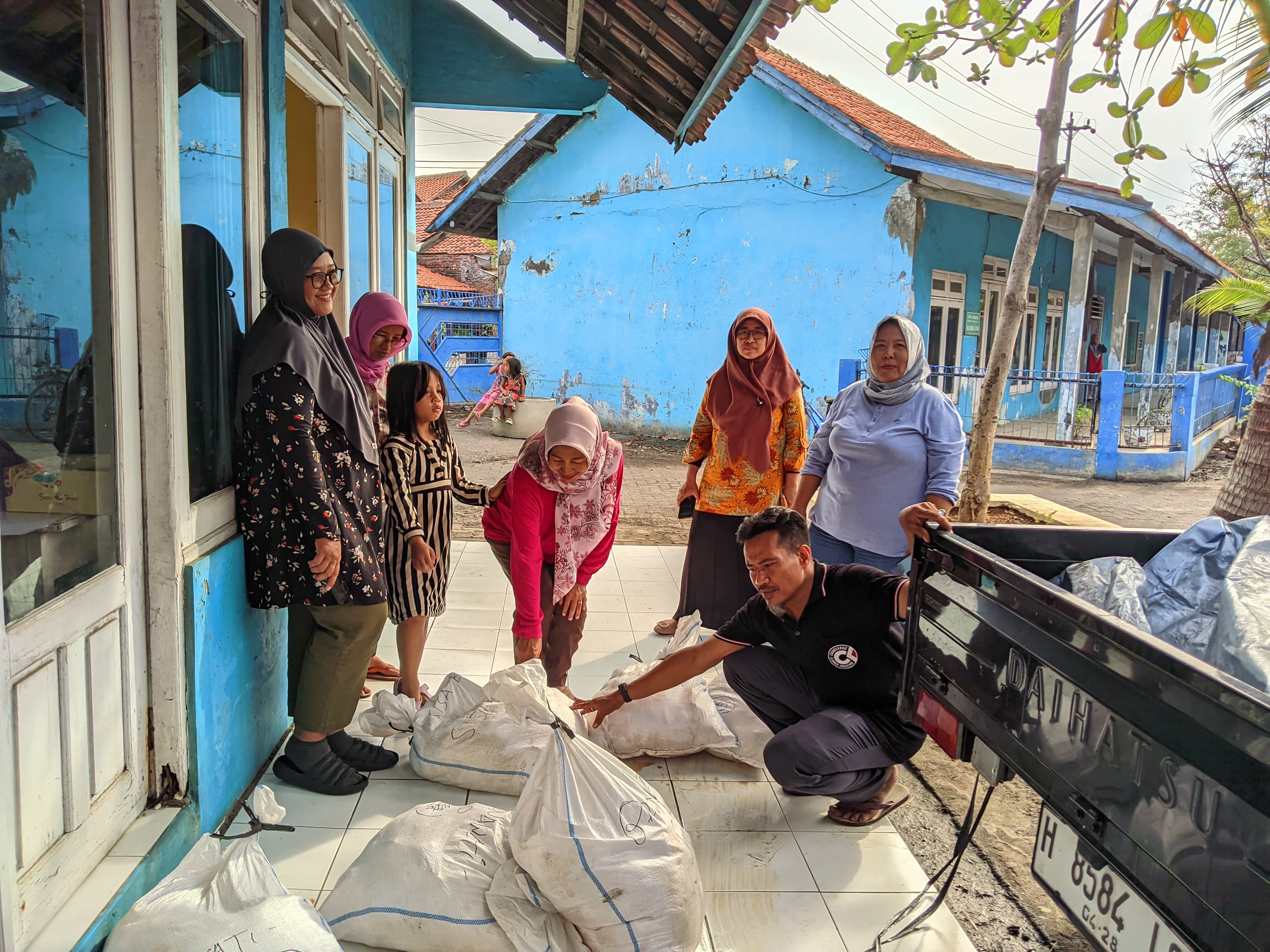 Penyerahan Daging Qurban Kepada siswa dan staf SD Barunawati